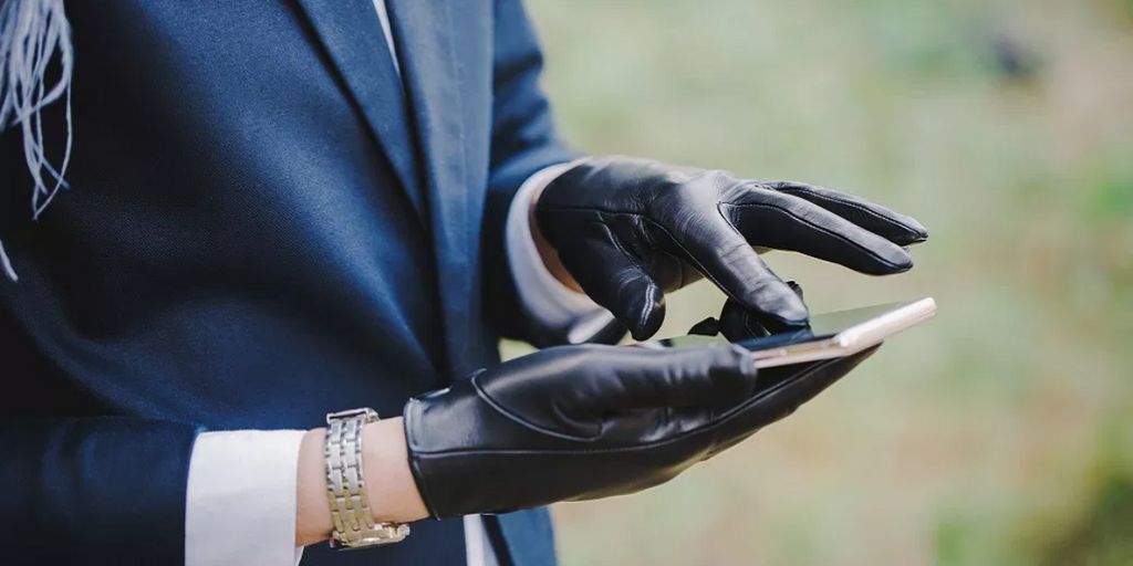 THE ELEGANT SIGNATURE OF A WOMAN'S GLOVE. GRAMMAR OF STYLE